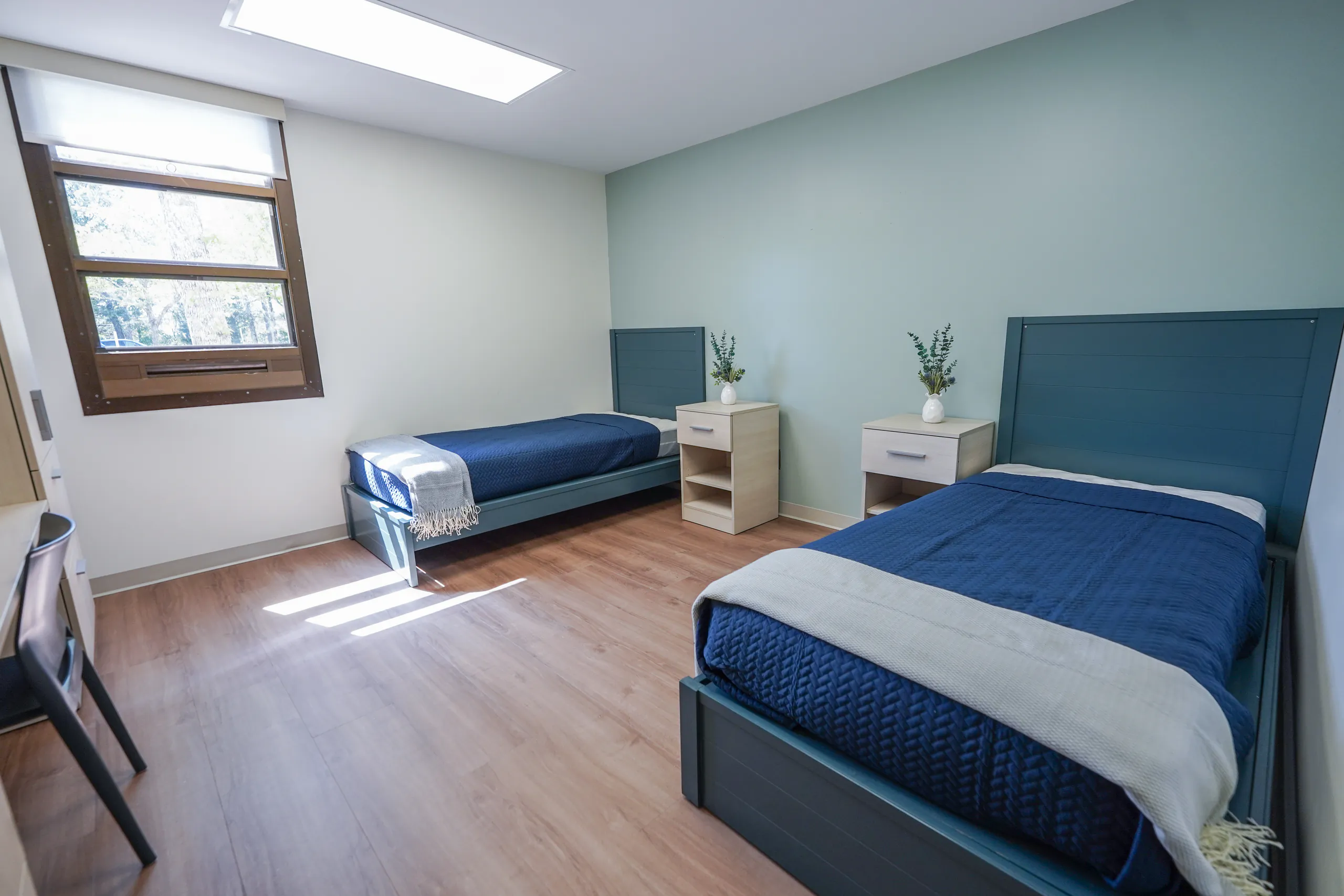 The-Recovery-Village-Drug-Alcohol-and-Mental-Health-Rehab-Comfortable-living-space-with-outdoor-view-in-mental-health-wing