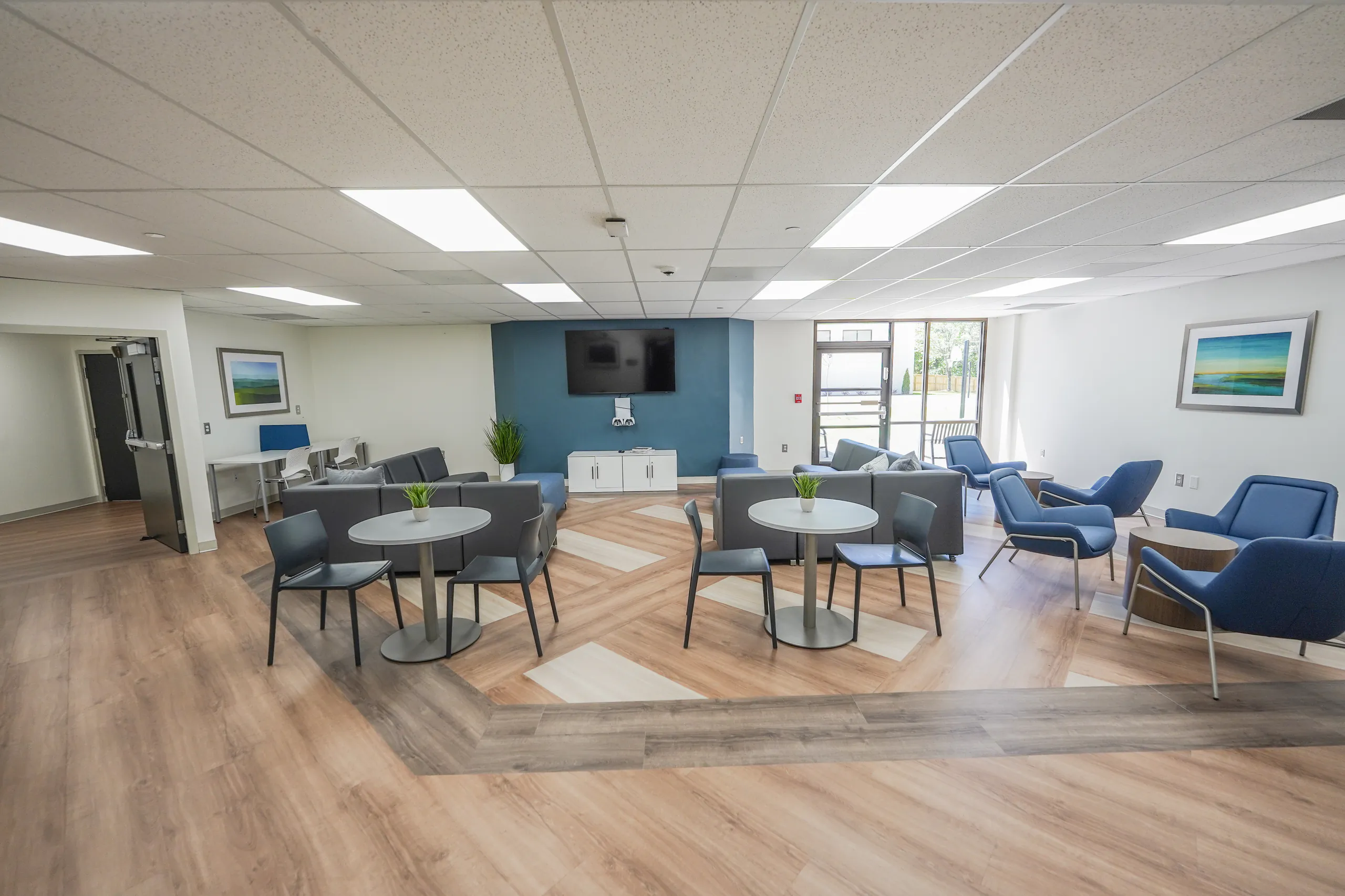 The-Recovery-Village-South-Atlanta-Drug-Alcohol-and-Mental-Health-Rehab-Residential-Mental-Health-Common-Area-with-TV-and-Gaming-System