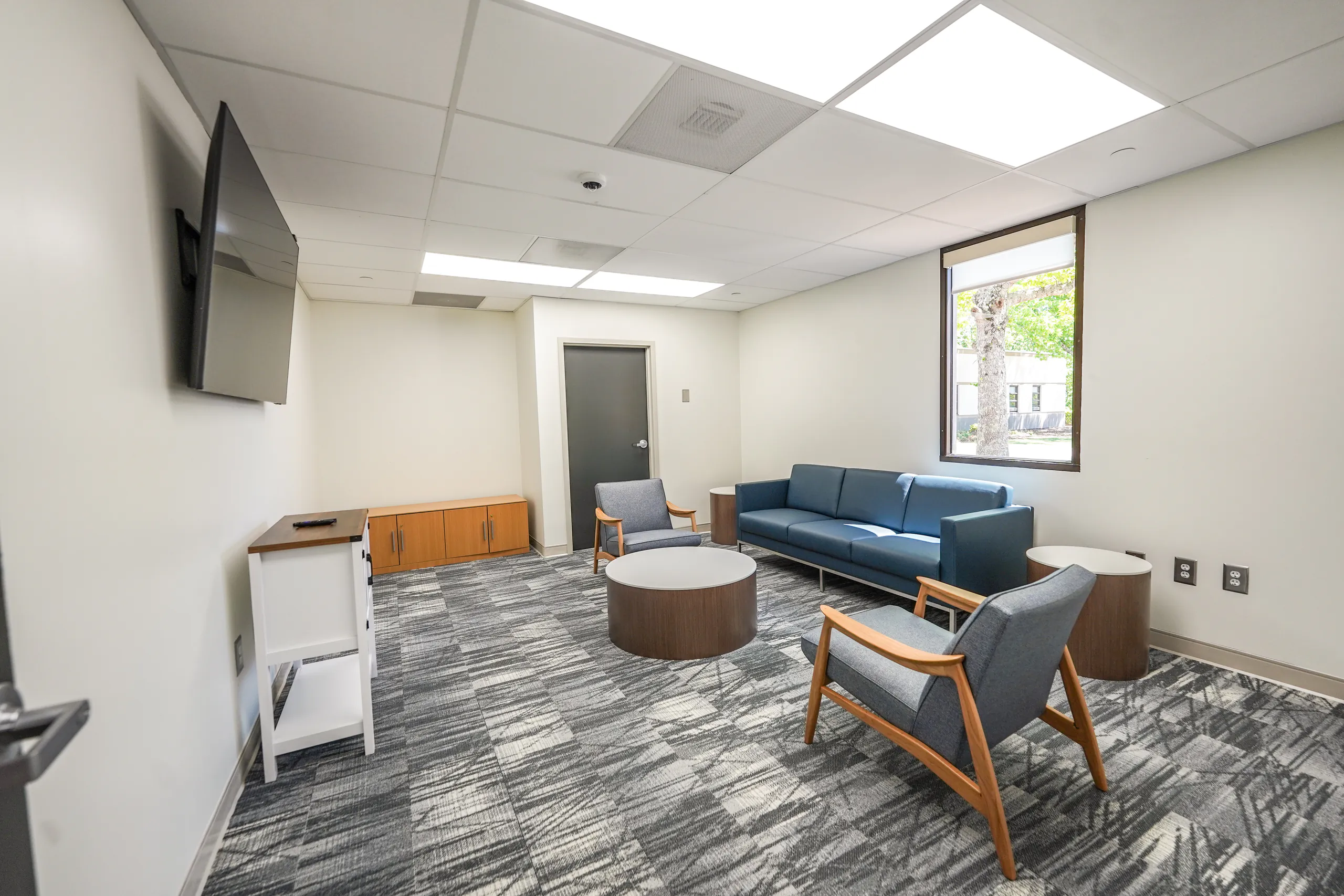 The-Recovery-Village-South-Atlanta-Drug-Alcohol-and-Mental-Health-Rehab-family-waiting-room